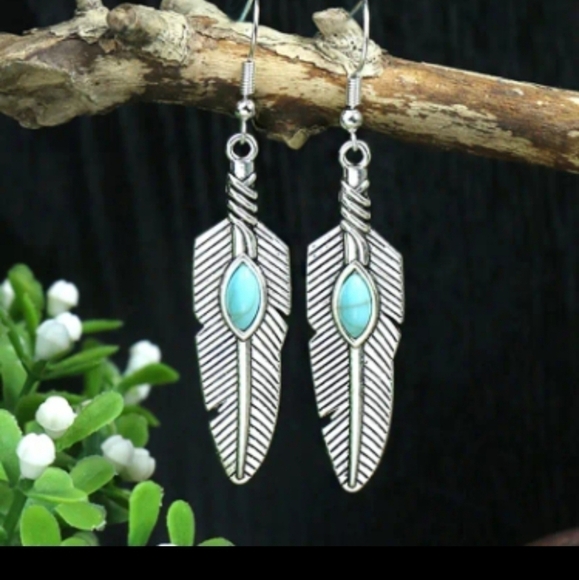 NWT Vintage Style Ancient Silver Color Tourquoise Dangle Earrings - Picture 1 of 5